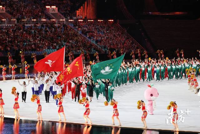 11月9日，开幕式现场，广东省体育代表团、香港特别行政区体育代表团、澳门特别行政区体育代表团在入场仪式上共同入场。苏韵桦 摄