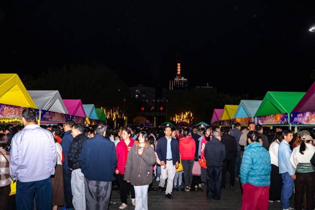 活动现场展销区人气火爆。