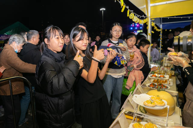 市民、游客品尝贡柑美食。