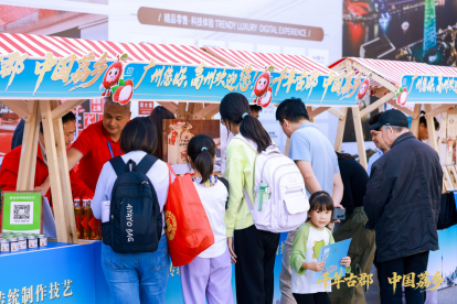 文旅展区前人潮涌动。