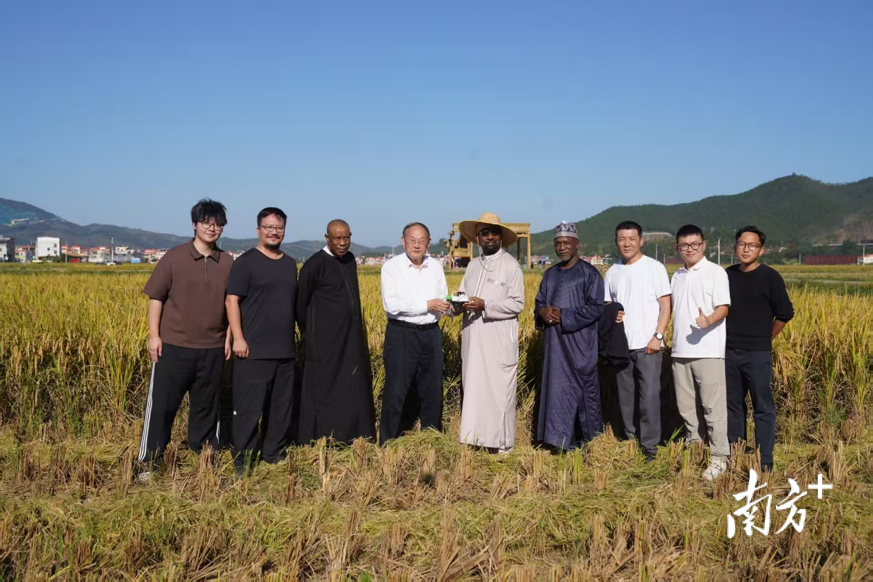 在广东万绿智慧公司农场观摩。廣東 在广东万绿智慧公司农场观摩。際味