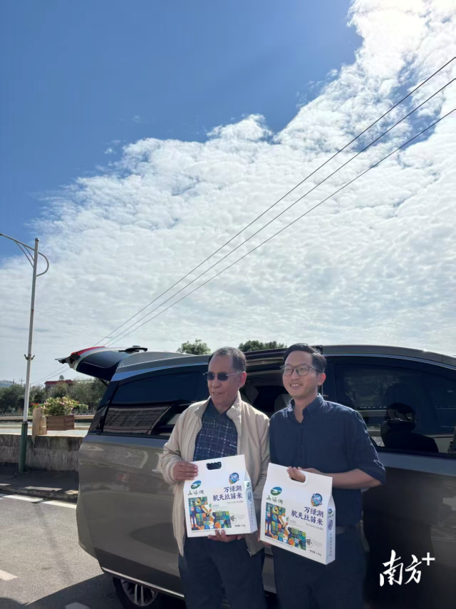 万绿湖航天丝苗米深深地打动了国外友人。