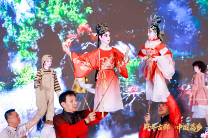 木偶戏表演《冼夫人返屋企》趣味十足。