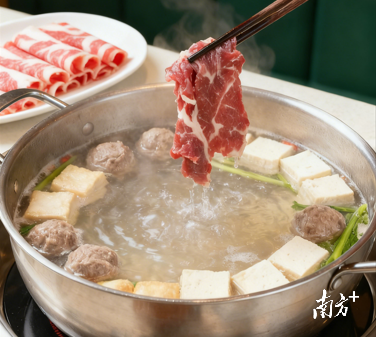 牛肉火锅。AI辅助生成 牛肉火锅。AI辅助生成