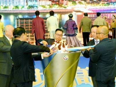 客商精神薪火相传！5名客商代表引燃第七届世界客商大会主火炬