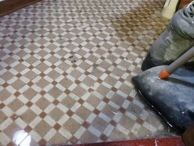 广州海珠一居民楼阳台下水管持续反涌，底层房屋已出租商用难处理| 在＋帮办