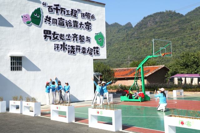 11月24日，络绎不绝的游客们龙华村梅子寨打卡合影