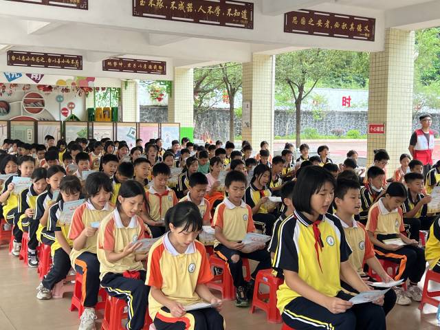 腊圃小学生唱响家乡之歌《招贤山下腊梅香》。  