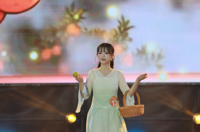 谢蕾荣获“德庆贡柑形象大使”季军。肇庆市融媒体中心记者 刘春林 摄