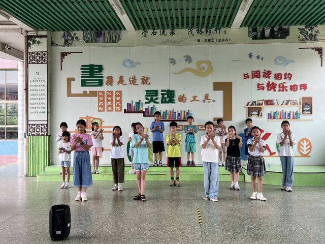 新塘镇久裕小学的学生排练舞蹈。  