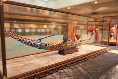 精心制作的龙舟模型在展会上亮相。