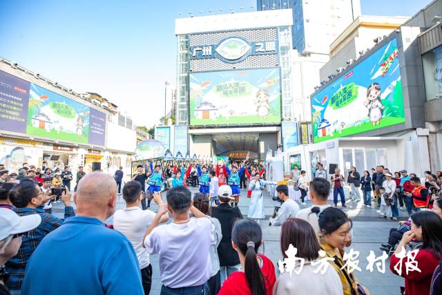 “蒙品入湾”的LOGO与字样点亮北京路“广州之眼”。