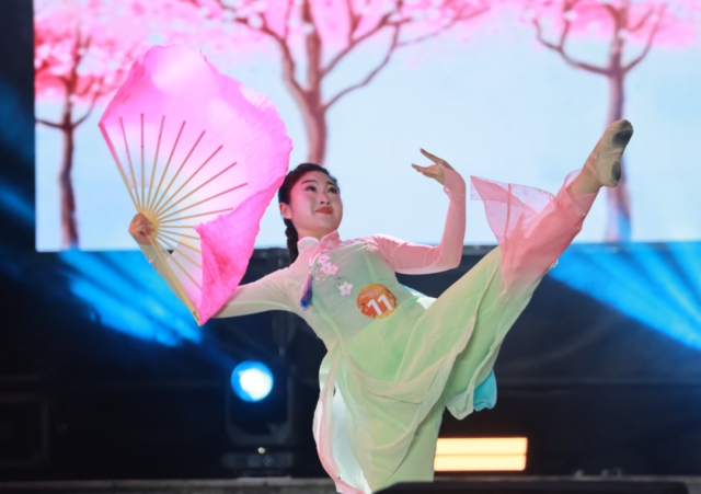 王茜荣获“德庆贡柑形象大使”亚军。肇庆市融媒体中心记者 刘春林 摄