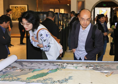 参观者在展品前驻足观看领略广东民间工艺精品魅力。