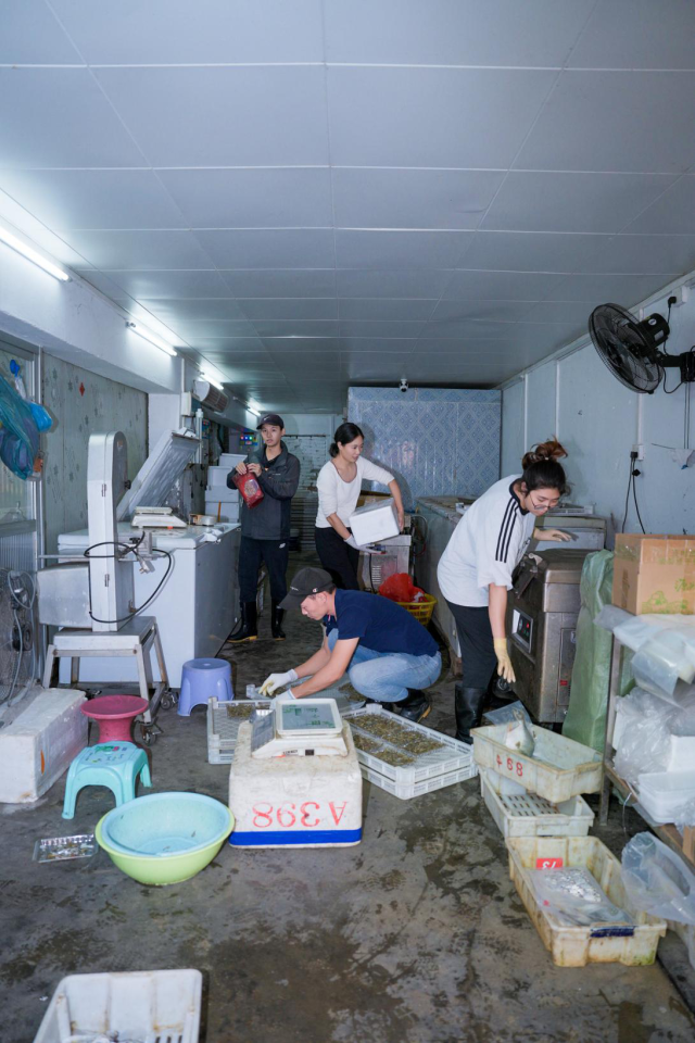 孩子的一个视频，让朱香玲毅然决定返乡创业，丈夫、哥哥成为她的创业伙伴。（黄坚文 摄）