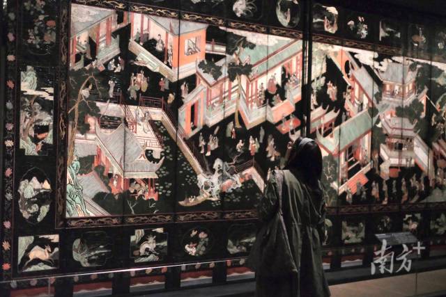 观众正在观看广东省博物馆藏款彩郭子仪贺寿图屏风