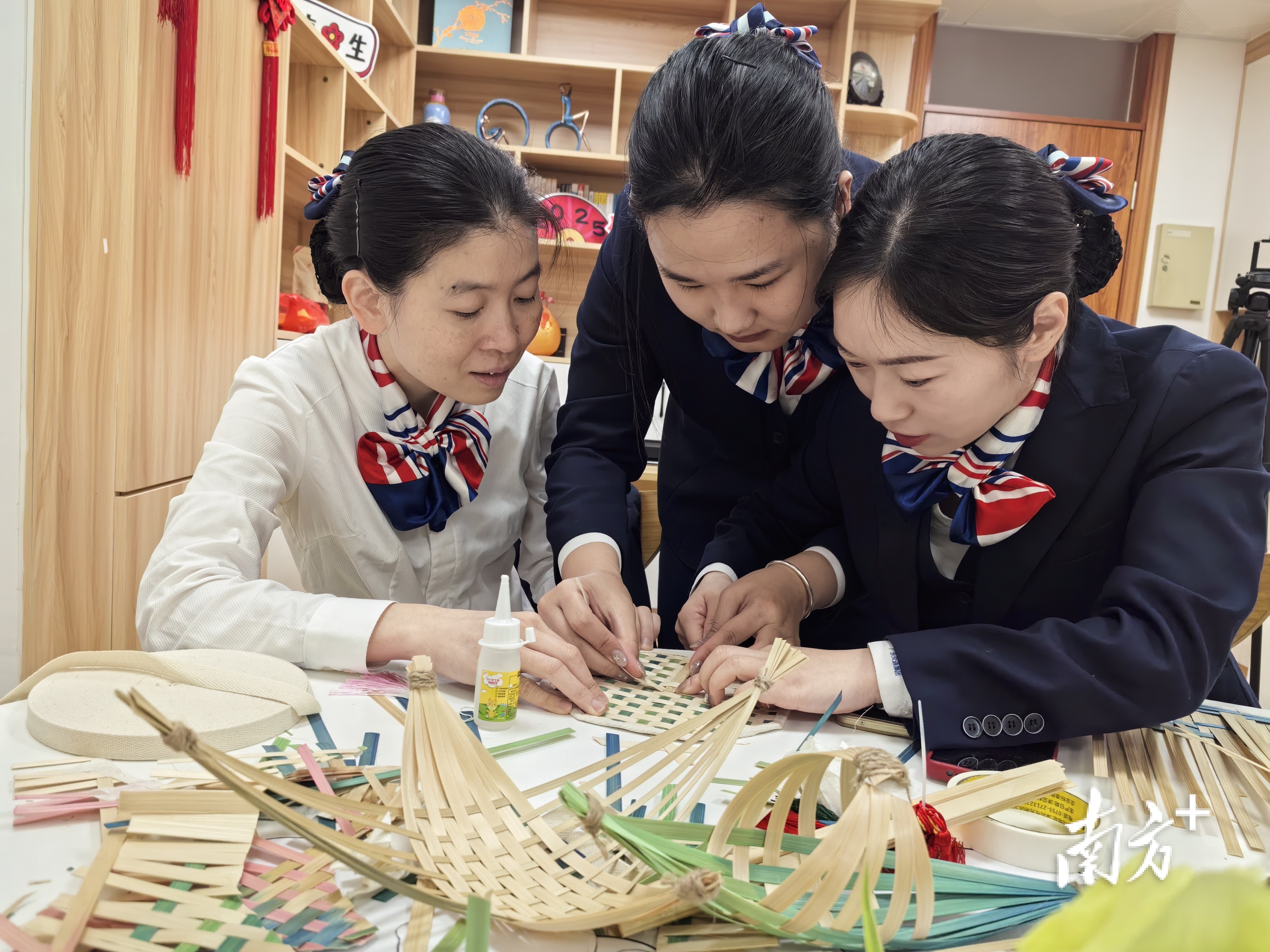 竹编、剪纸、拓染、香囊等兼具艺术性和互动性的非遗项目融入高速出行服务。 通讯员 广东省交通集团 供图