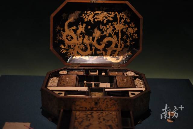 黑漆识文描金开光亭台人物针线盒 约1850年 广东省博物馆藏