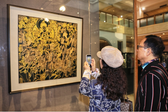 漆画  《渡红尘》 作者：戴倩芳  阳江