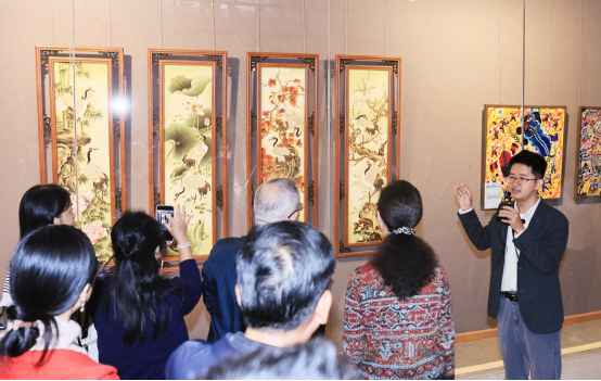 工作人员现场讲解