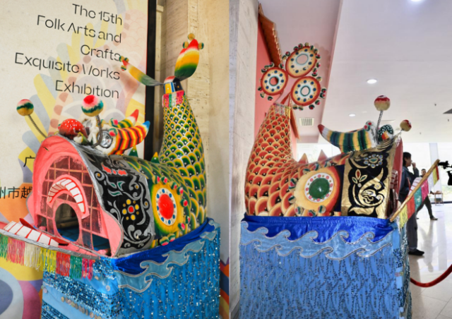 本届民间工艺精品展所展出的鳌鱼作品,左母右公。 本届民间工艺精品展所展出的鳌鱼作品,左母右公。