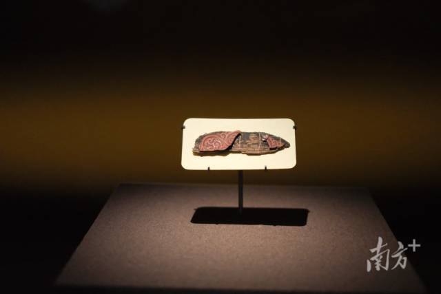 “南海I号”宋代沉船出水南宋剔犀云草纹漆片