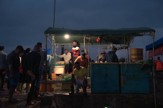 凌晨四点，茂名博贺渔港在冷风中苏醒。（黄坚文 摄）
