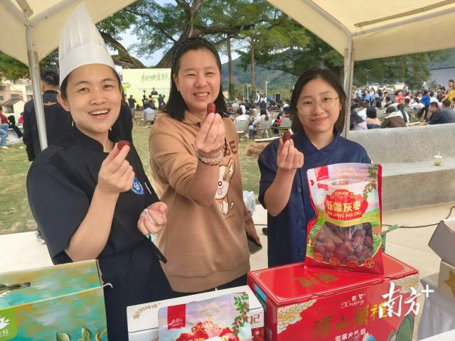 工作人员展示新疆灰枣。 工作人员展示新疆灰枣。