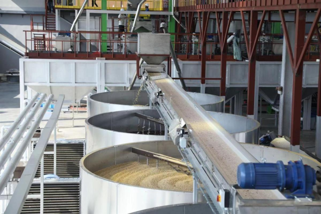 瑞幸咖啡位于宝山的鲜果加工厂。