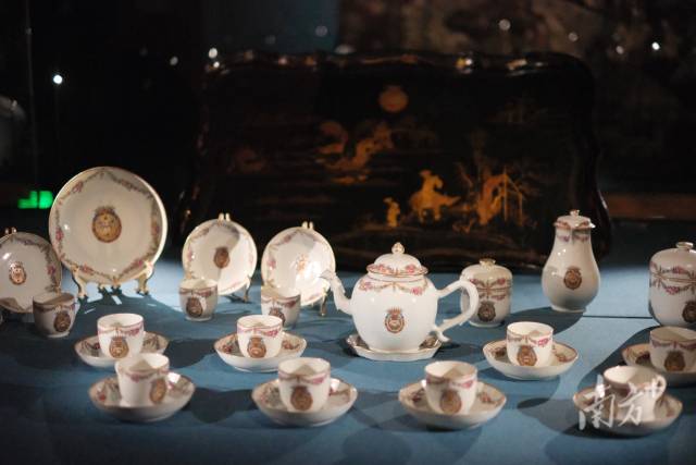 黑漆描金山水人物纹章纹茶盘（配纹章瓷茶具） 1750-1775年 法国东印度公司博物馆藏