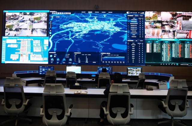 中山市智慧排水驾驶舱可实现水情预警、排涝调度智能化管控。（李瑞雪 摄）