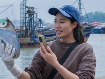 神“鲜”侠侣直播卖海鲜，点亮海上新渔火丨海上新农人③