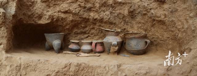 M13壁龛器物出土情况。