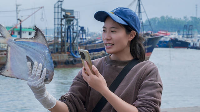 90后海鲜代购主播朱香玲，拥有两万多粉丝，一天为全国各地的网友寄出约一两百斤的博贺渔鲜。（黄坚文 摄）