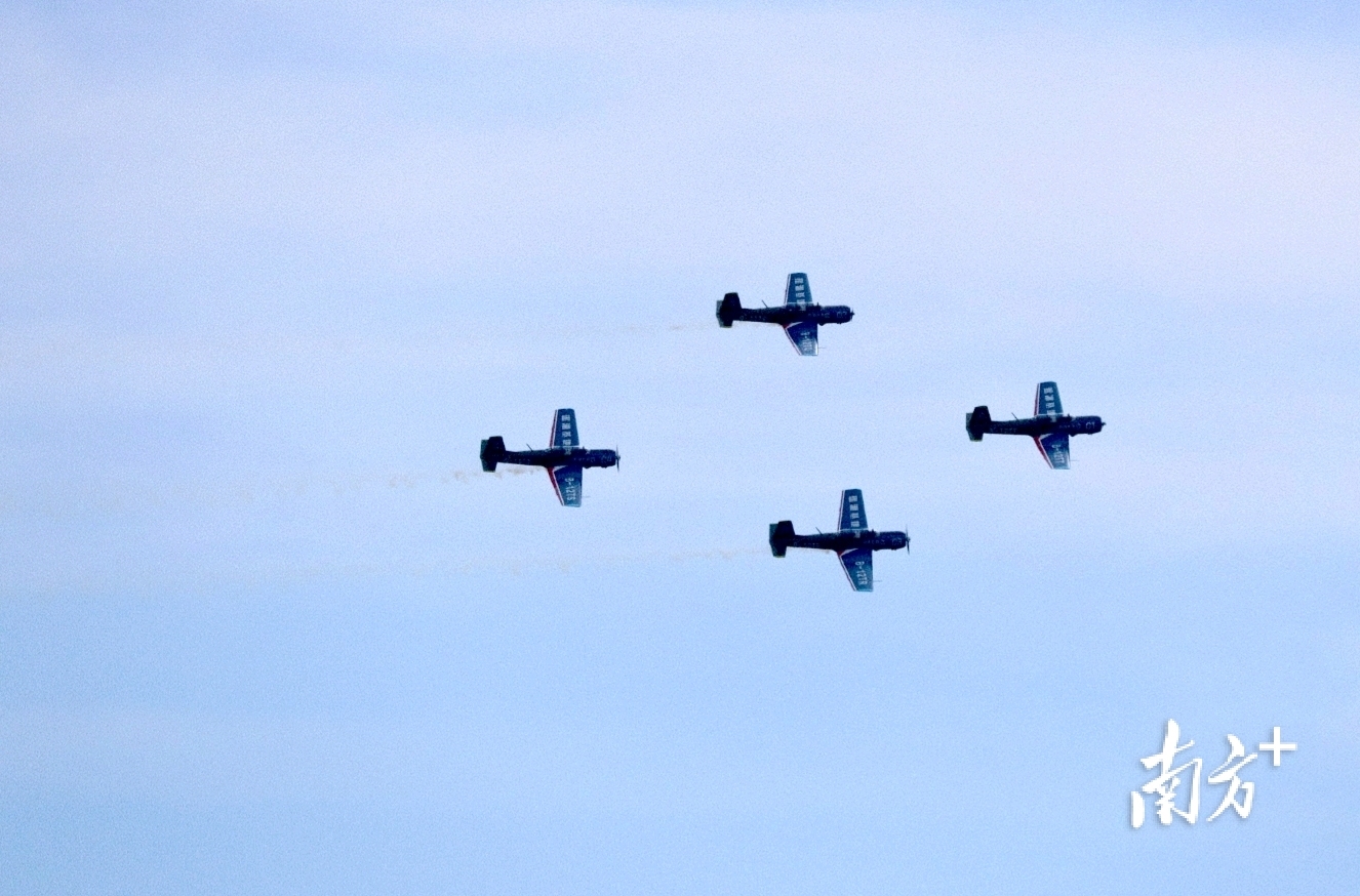 中国红星飞行表演队在亚洲通航展上首次展现四机编队。&nbsp;