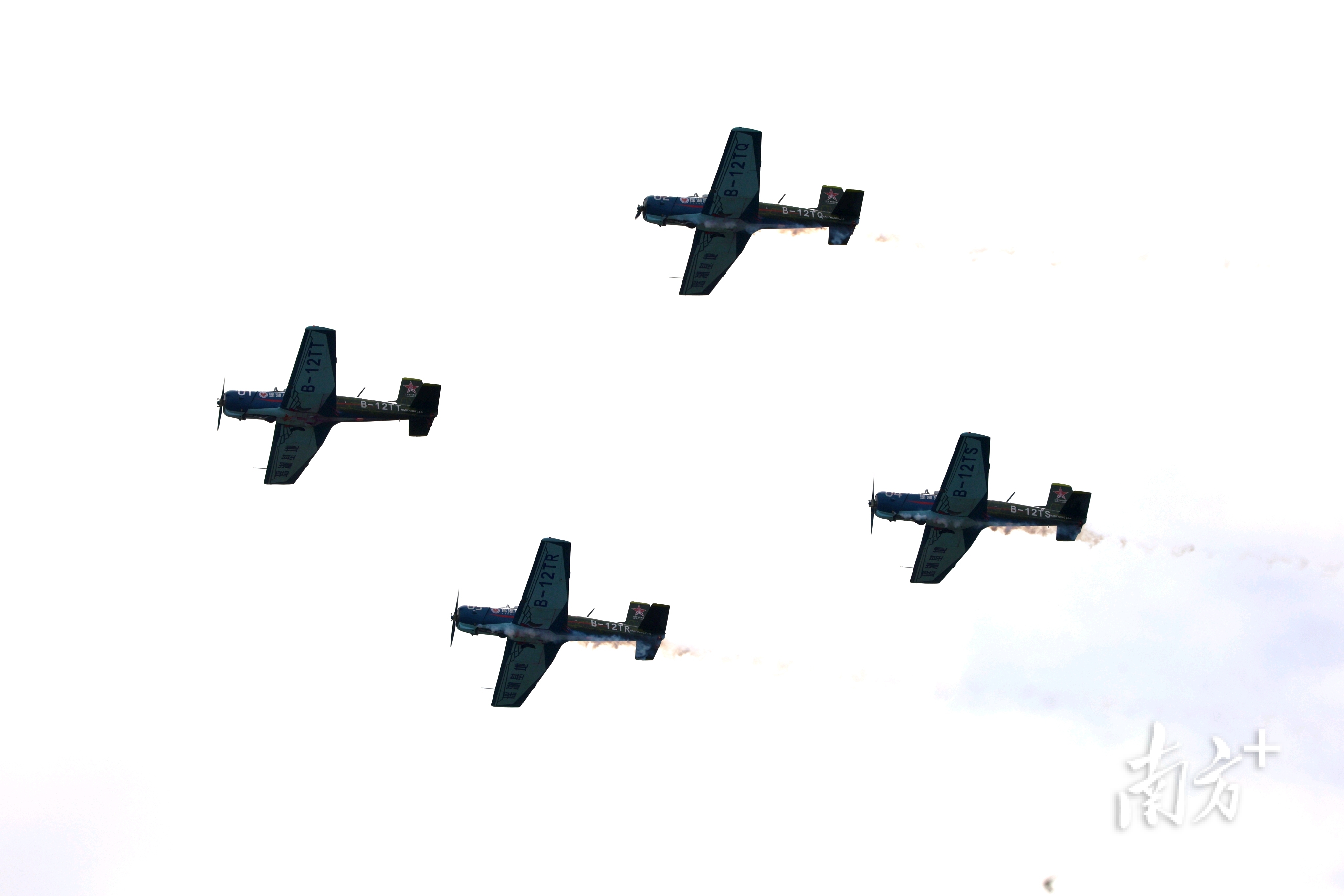 中国红星飞行表演队在亚洲通航展上进行飞行表演。&nbsp;