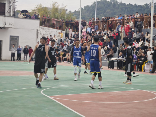 ▲在新春篮球赛现场，众多村民与游客为比赛队伍加油