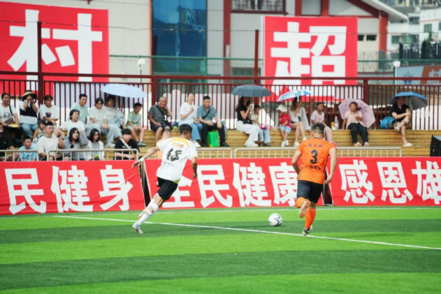 贵州榕江县“村超”足球队带着当地特产前来回访，以球会友，诚意满满。