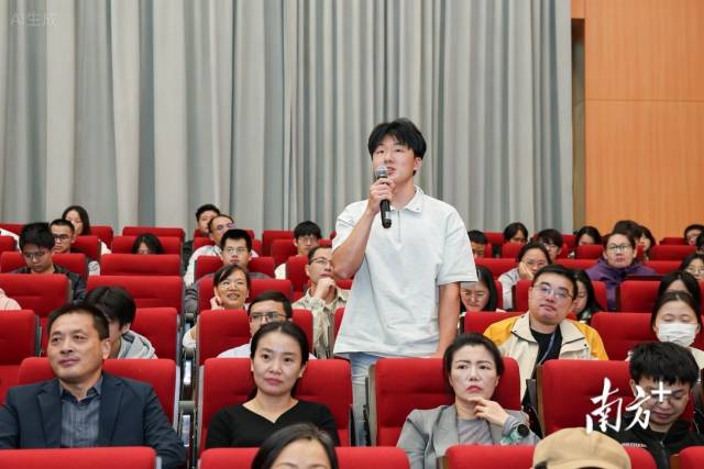 提问环节师生们踊跃提问。 