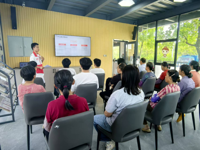 ▲在圩镇客厅开展移风易俗宣传活动