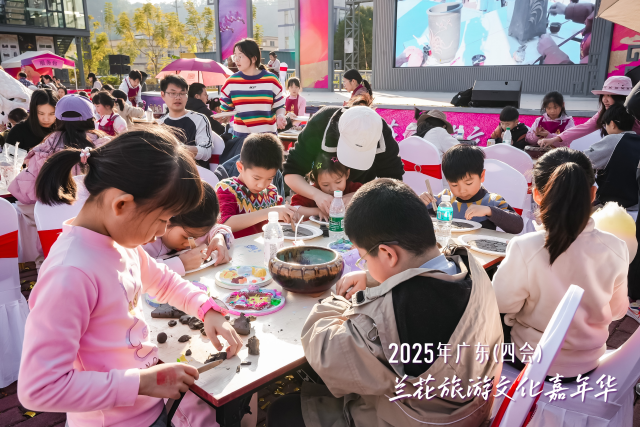 ▲在2025年兰花旅游文化嘉年华中，鹅春古窑非遗陶艺体验活动受到了广大群众的欢迎