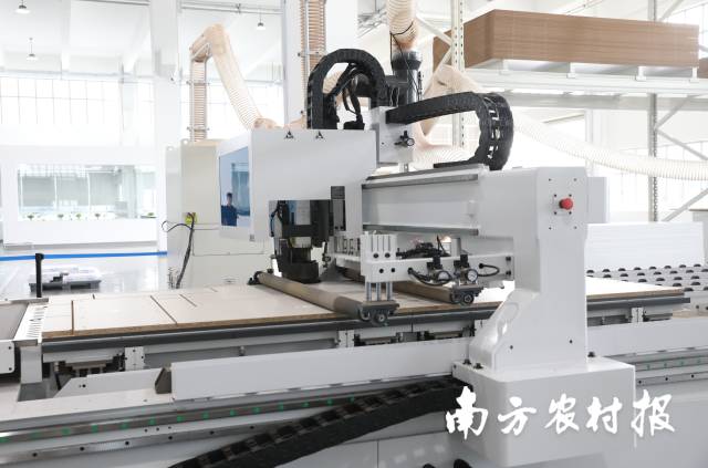 一人线的开料设备在给板材开料