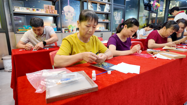 ▲在“兰缘七夕·巧手镶兰”活动中，参加者体验非遗技艺与兰文化结合的独特魅力