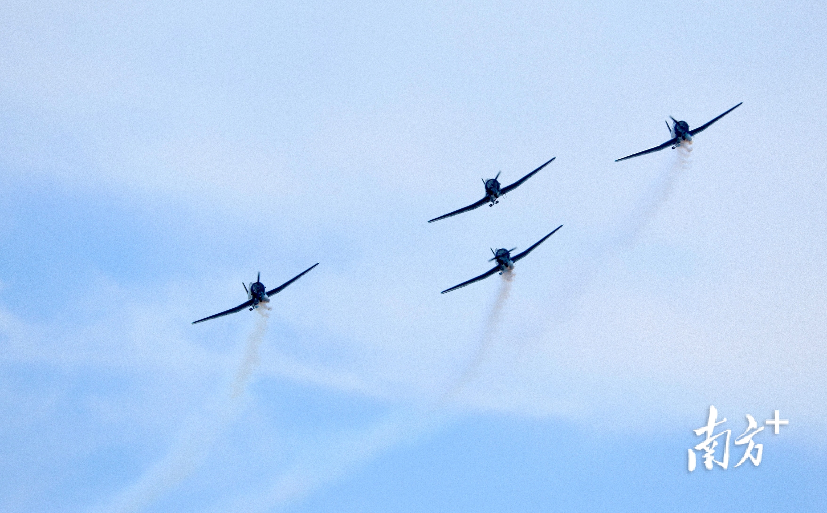 中国红星飞行表演队4架初教-6飞机在珠海蓝天上翱翔。&nbsp;