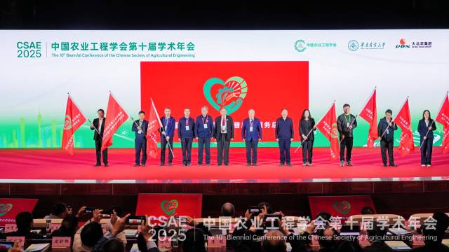 中国农业工程学会科普志愿服务分队授旗仪式。 中国农业工程学会科普志愿服务分队授旗仪式。