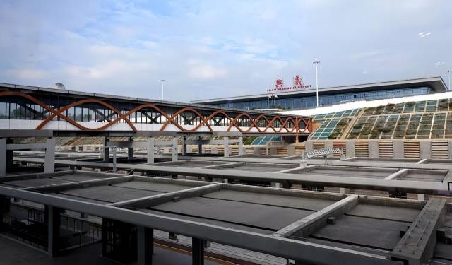 兴义南站与兴义万峰林机场的空铁联运换乘廊道。