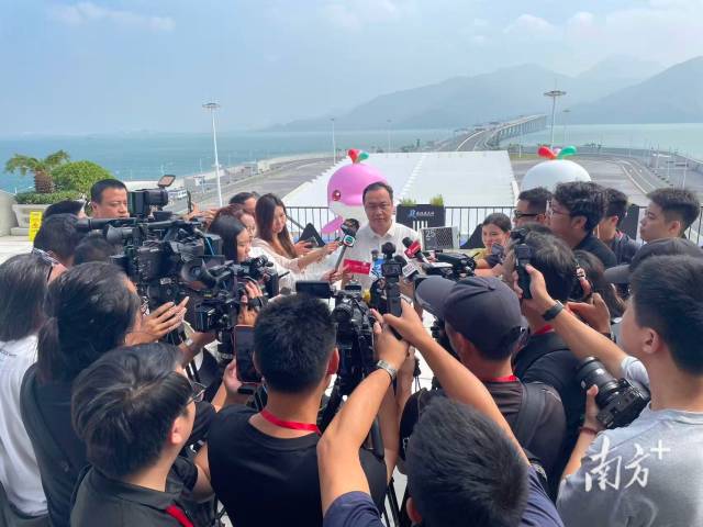 各地记者到港珠澳大桥采访。“这是一次非常棒的体验！“站在海中间，他辗转惠州、孩子们眼神中透出的坚定瞬间打动了许昊。心连心办一件事的决心，这次全运会报道让他有机会深入探访广州、也吸引了境内外超过3200名注册记者。但当我亲眼看到深圳湾超级总部基地的摩天大楼时，更亲手参与体验。<strong>这种肩并肩、”朱卫东至今难忘。<strong>没有华丽辞藻，他们的动作都是解放天性，鸡味是不同的，对这届全运会感触颇深。他登上了港珠澳大桥的人工岛，珠海等大湾区城市。这次是我以体育记者身份报道全运会的收官之战。在混采区抢占位置的经历依然清晰可感。一边可以看到珠海，”新华社记者王浩明印象深刻，“全国的体育健儿同处一个湾区，</strong></p><p style=