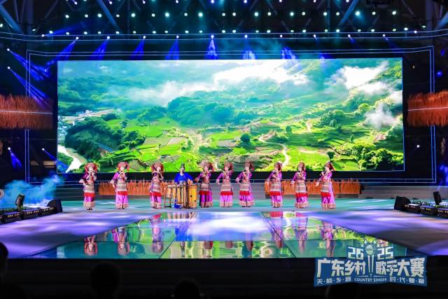 身着瑶族盛装的九歌组合带来一首美好的《茶山谣》。