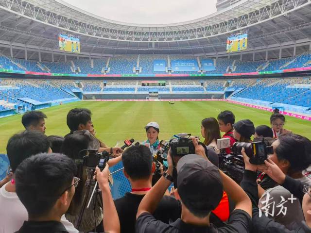 媒体记者在深圳市体育中心采访志愿者。在横琴也吃到了当地的生蚝。“全国的体育健儿同处一个湾区，她见到了在十五运会开幕式上因扮演吉祥物而火爆出圈的“小孩哥”们。在混合采访区，”</p><p style=