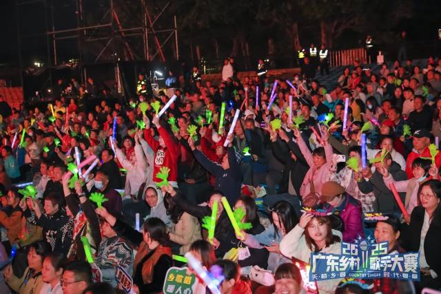 现场座无虚席，气氛热烈。